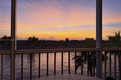 Condo in Hallandale Beach, Florida, 2 bedrooms  № 1959891 - photo 25