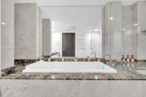 Condo in Miami, Florida, 2 bedrooms  № 1863216 - photo 18
