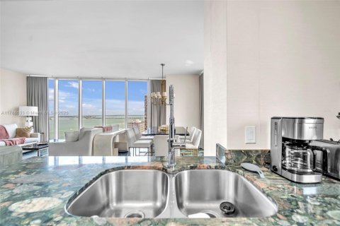 Condo in Miami, Florida, 2 bedrooms  № 1863216 - photo 7