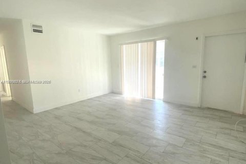 Снять в аренду виллу или дом в Помпано-Бич, Флорида 3 спальни, 95.88м2, № 2007680 - фото 5