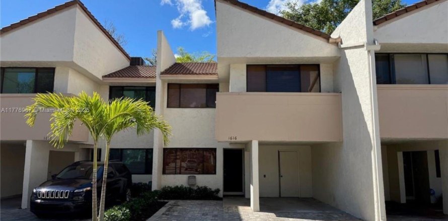 Adosado en Coral Springs, Florida 3 dormitorios, 149.02 m2 № 2052074