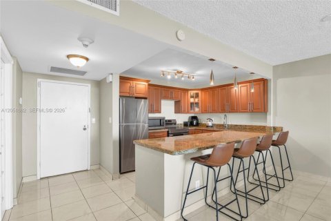 Condo in Hallandale Beach, Florida, 1 bedroom № 2193740 - photo 5