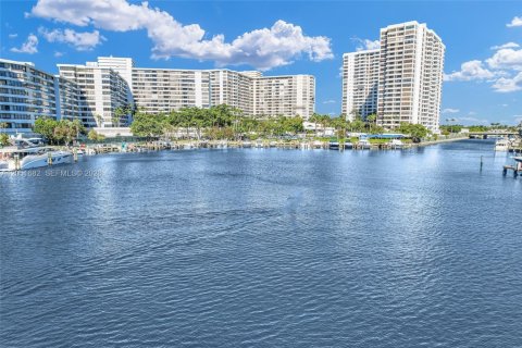 Condo in Hallandale Beach, Florida, 1 bedroom № 2193740 - photo 2