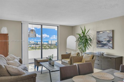 Condo in Hallandale Beach, Florida, 1 bedroom № 2193740 - photo 17