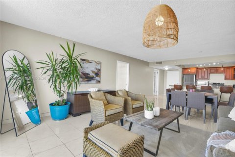 Condo in Hallandale Beach, Florida, 1 bedroom № 2193740 - photo 24