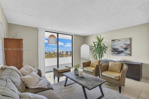 Condo in Hallandale Beach, Florida, 1 bedroom № 2193740 - photo 18