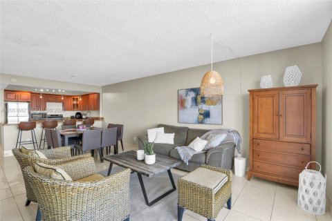 Condo in Hallandale Beach, Florida, 1 bedroom № 2193740 - photo 23