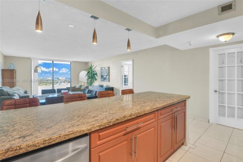 Condo in Hallandale Beach, Florida, 1 bedroom № 2193740 - photo 10