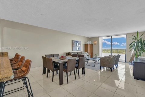Condo in Hallandale Beach, Florida, 1 bedroom № 2193740 - photo 15