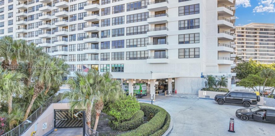 Condo in Hallandale Beach, Florida, 1 bedroom № 2193740