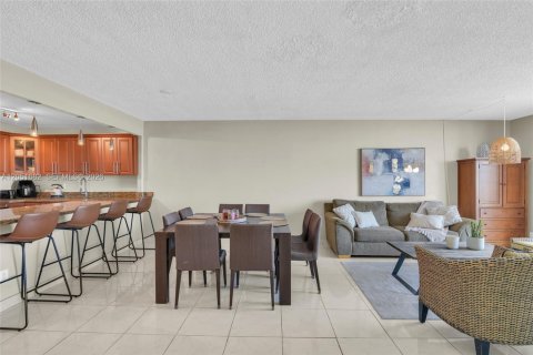 Condo in Hallandale Beach, Florida, 1 bedroom № 2193740 - photo 20