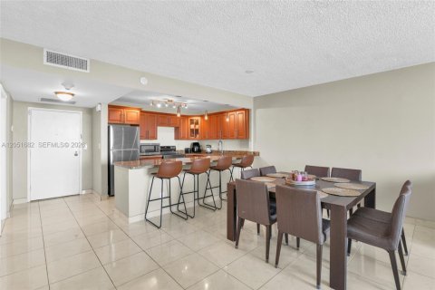 Condo in Hallandale Beach, Florida, 1 bedroom № 2193740 - photo 19