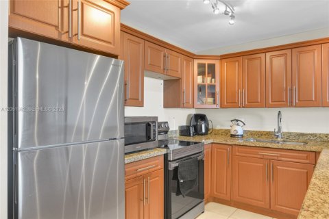 Condo in Hallandale Beach, Florida, 1 bedroom № 2193740 - photo 9