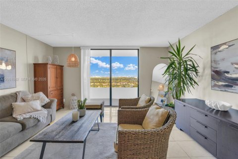 Condo in Hallandale Beach, Florida, 1 bedroom № 2193740 - photo 22