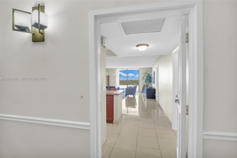 Condo in Hallandale Beach, Florida, 1 bedroom № 2193740 - photo 3