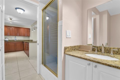 Condo in Hallandale Beach, Florida, 1 bedroom № 2193740 - photo 14
