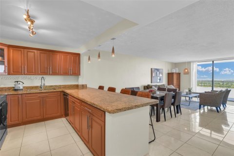 Condo in Hallandale Beach, Florida, 1 bedroom № 2193740 - photo 6