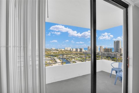 Condo in Hallandale Beach, Florida, 1 bedroom № 2193740 - photo 25
