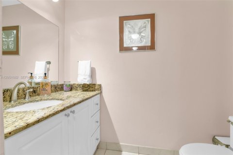 Condo in Hallandale Beach, Florida, 1 bedroom № 2193740 - photo 13