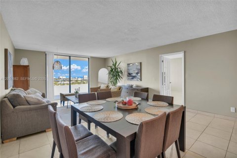 Condo in Hallandale Beach, Florida, 1 bedroom № 2193740 - photo 16