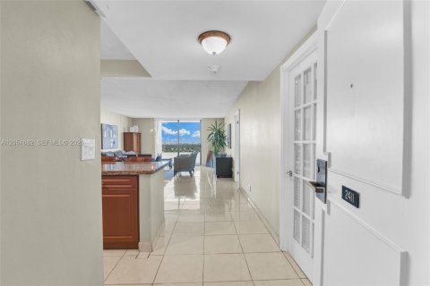 Condo in Hallandale Beach, Florida, 1 bedroom № 2193740 - photo 4