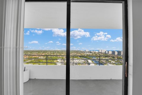Condo in Hallandale Beach, Florida, 1 bedroom № 2193740 - photo 26