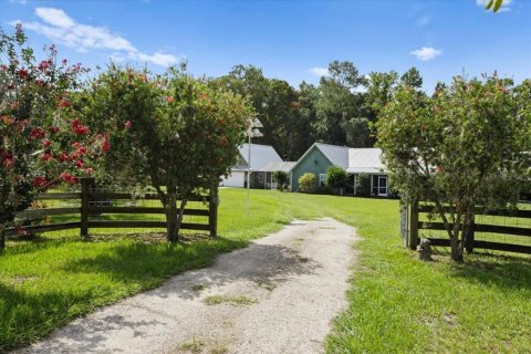 House in Alachua, Florida 4 bedrooms, 240.99 sq.m. № 2237337 - photo 2