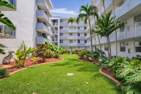 Купить кондоминиум в Норт-Бей-Виллидж, Флорида 2 спальни, 83.61м2, № 2026325 - фото 12