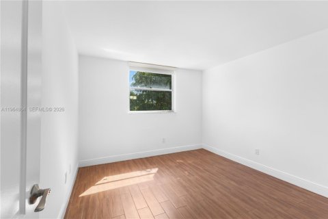 Condo in North Bay Village, Florida, 2 bedrooms  № 2026325 - photo 14