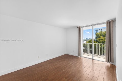 Condo in North Bay Village, Florida, 2 bedrooms  № 2026325 - photo 18