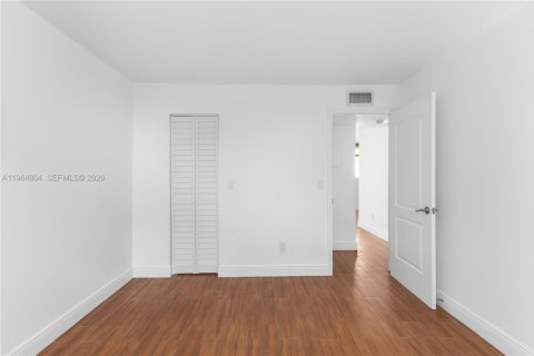 Condo in North Bay Village, Florida, 2 bedrooms  № 2026325 - photo 15