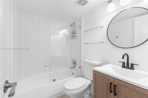 Condo in North Bay Village, Florida, 2 bedrooms  № 2026325 - photo 17