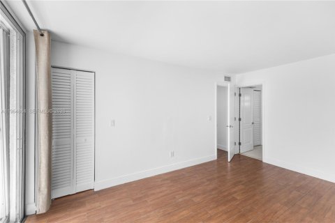 Condo in North Bay Village, Florida, 2 bedrooms  № 2026325 - photo 19