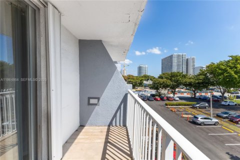 Condo in North Bay Village, Florida, 2 bedrooms  № 2026325 - photo 26