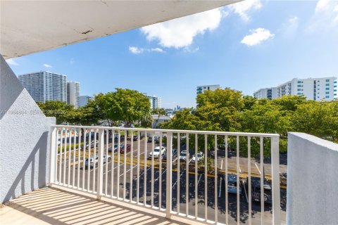 Condo in North Bay Village, Florida, 2 bedrooms  № 2026325 - photo 23