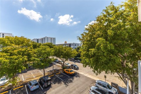 Condo in North Bay Village, Florida, 2 bedrooms  № 2026325 - photo 28