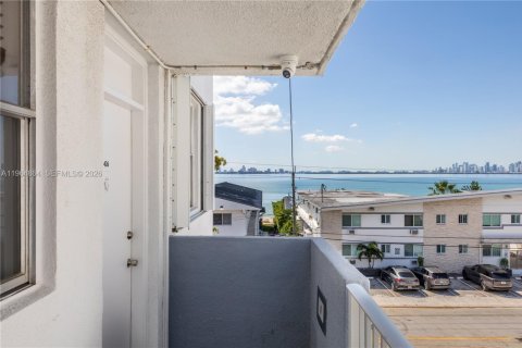 Condo in North Bay Village, Florida, 2 bedrooms  № 2026325 - photo 30