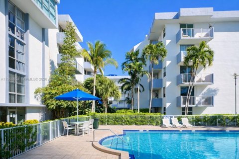 Кондоминиум с 2 спальнями в Норт-Бей-Виллидж, Флорида № 2026325