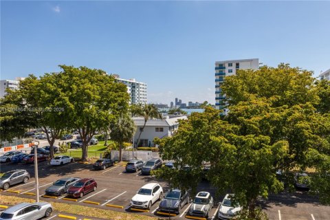 Condo in North Bay Village, Florida, 2 bedrooms  № 2026325 - photo 27