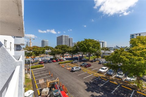 Condo in North Bay Village, Florida, 2 bedrooms  № 2026325 - photo 29