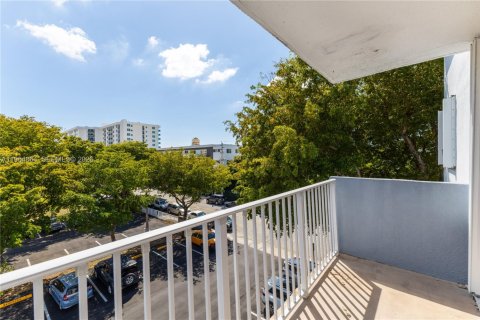 Condo in North Bay Village, Florida, 2 bedrooms  № 2026325 - photo 25
