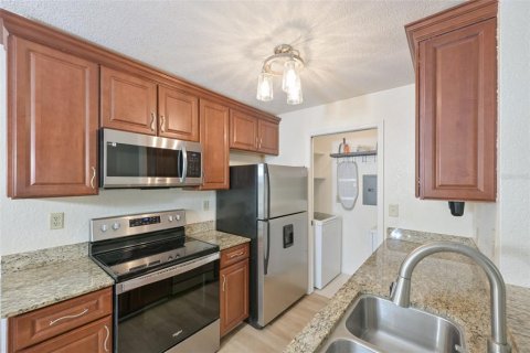 Condo in Saint Petersburg, Florida, 2 bedrooms  № 2107937 - photo 10