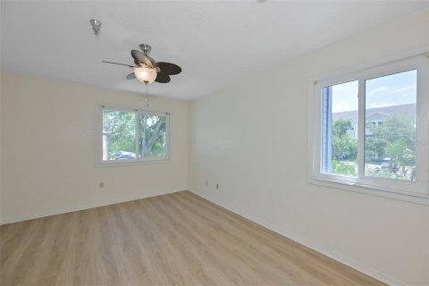 Condo in Saint Petersburg, Florida, 2 bedrooms  № 2107937 - photo 12