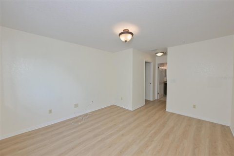 Condo in Saint Petersburg, Florida, 2 bedrooms  № 2107937 - photo 19