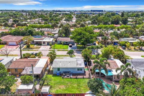 House in Fort Lauderdale, Florida 3 bedrooms, 91.79 sq.m. № 1170966 - photo 1