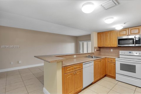 Condominio en alquiler en Medley, Florida, 1 dormitorio, 73.67 m2 № 1990267 - foto 27