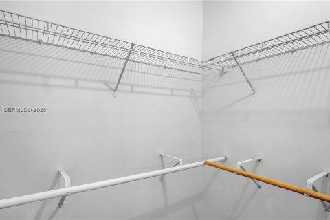 Condominio en alquiler en Medley, Florida, 1 dormitorio, 73.67 m2 № 1990267 - foto 25