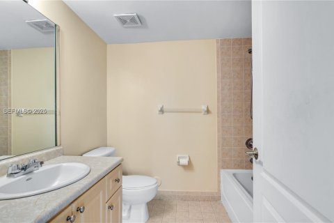 Condominio en alquiler en Medley, Florida, 1 dormitorio, 73.67 m2 № 1990267 - foto 5