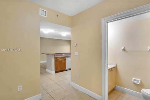 Condominio en alquiler en Medley, Florida, 1 dormitorio, 73.67 m2 № 1990267 - foto 26