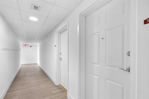 Condominio en alquiler en Medley, Florida, 1 dormitorio, 73.67 m2 № 1990267 - foto 14